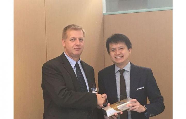 Farkas Szabolcs, az SZTNH elnökhelyettese és Daren Tang, a szingapúri szellemi tulajdoni hivatal (IPOS) vezetője.